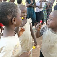 O masa calda intr-o comunitate din Iganga: un eveniment, nu un obicei